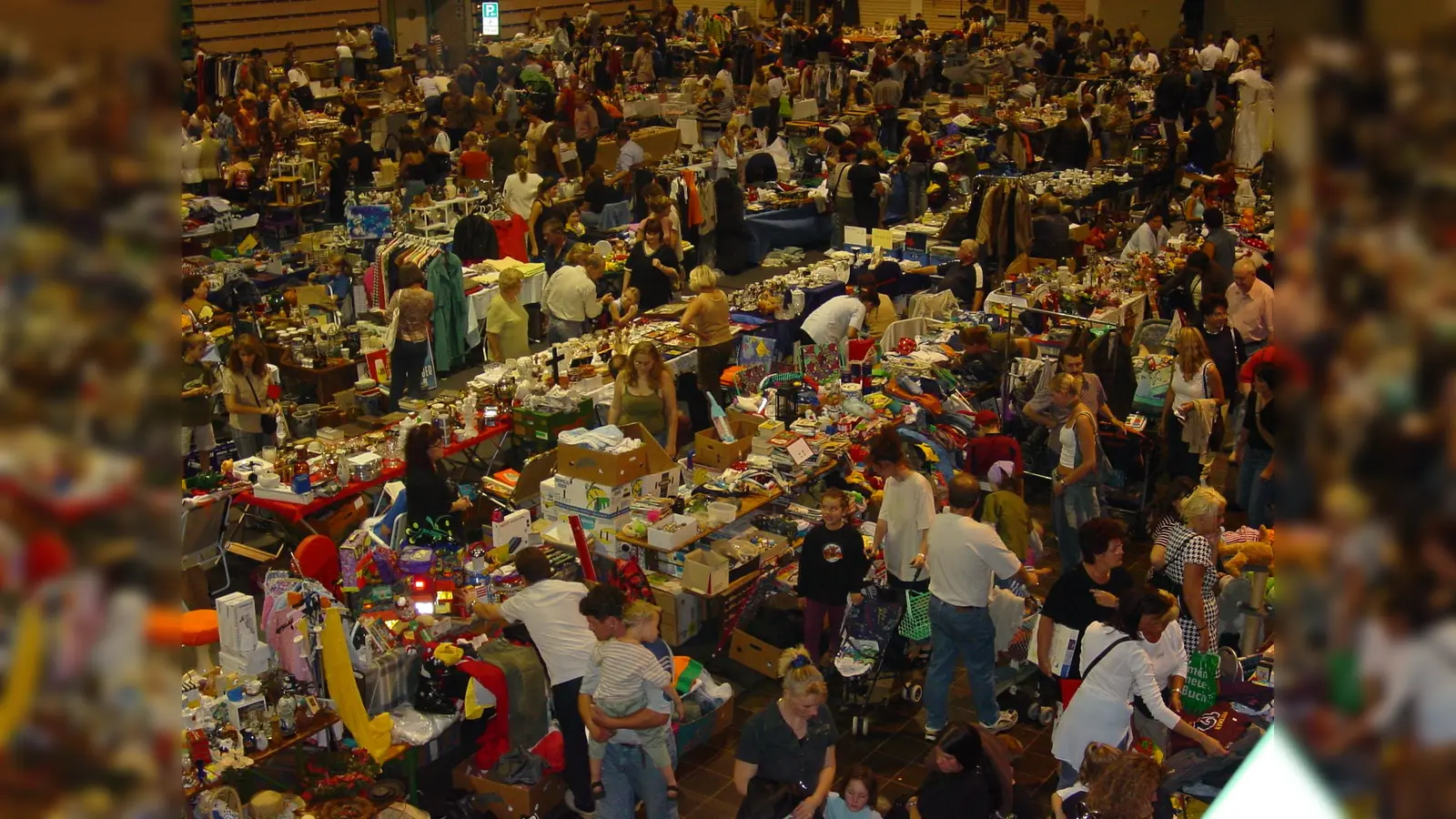 Immer gut besucht: Der Hallen-Nachtflohmarkt im Karlsfelder Bürgerhaus findet dreimal im Jahr statt.  (Foto: Gemeinde Karlsfeld)