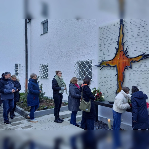 Zum Abschluss der Gedenkfeier begaben sich alle Teilnehmenden zum Mahnmal für die <br>546 Schönbrunner Opfer.  (Foto: Frömer)