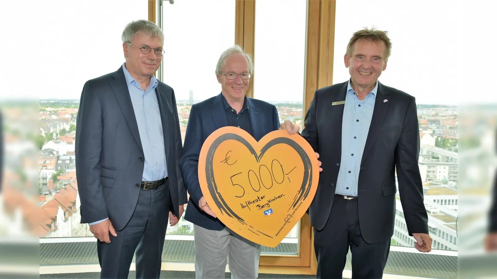 Karl-Heinz Hempel (li) und Thomas Pohl (re) überreichen Herbert Müller vom Hoftheater Bergkirchen den Spendenscheck. (Foto: VR-Bank)