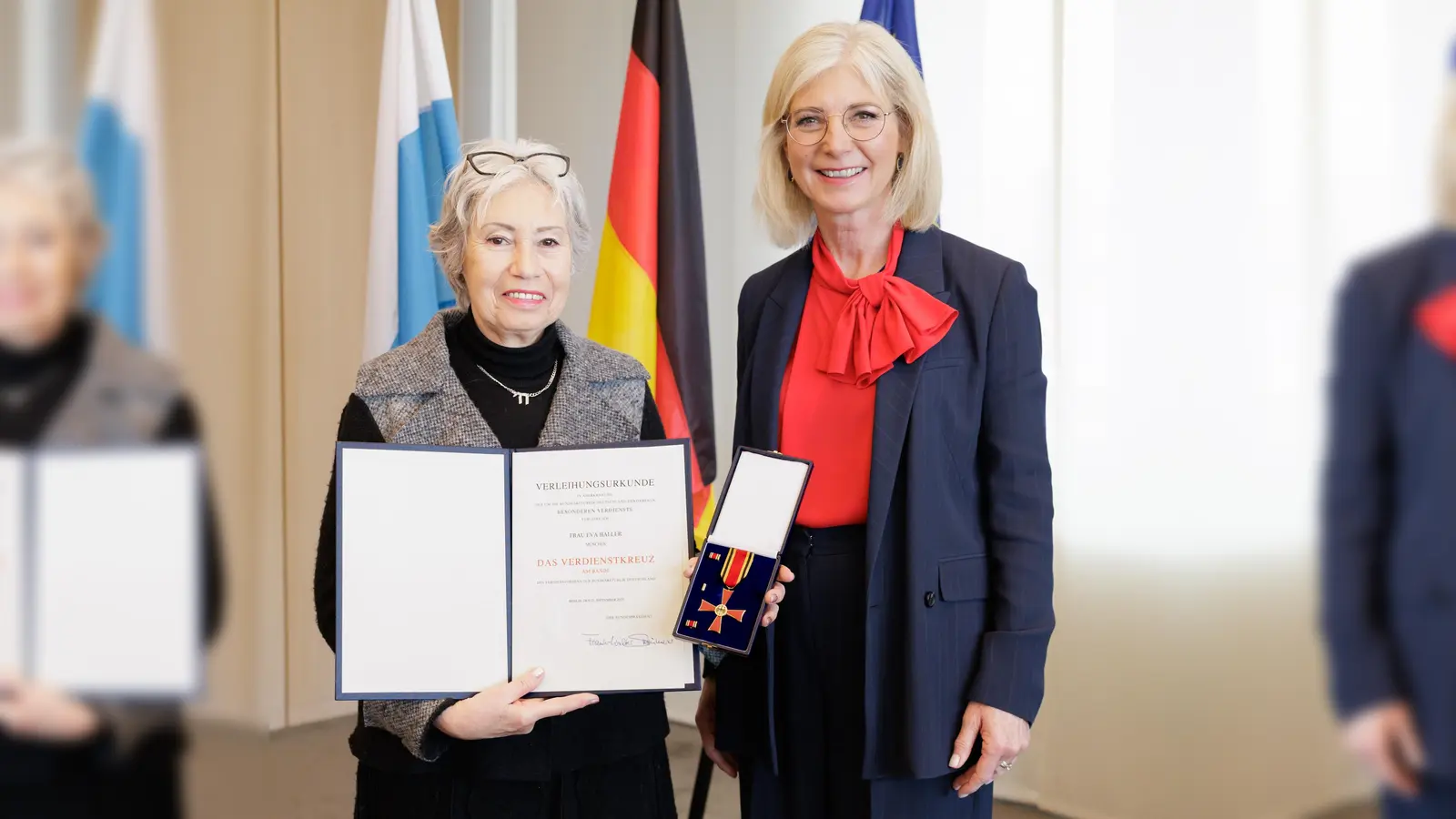 Sozialministerin Ulrike Scharf überreichte das Bundesverdienstkreuz an Eva Haller. (Foto: Martina Nötel / StmAS)