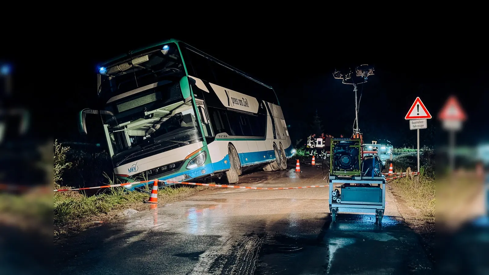Der Doppeldeckerbus stand halb im aufgeweichten Straßengraben. (Foto: Feuerwehr Eisenhofen)