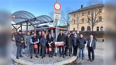 Dankeschön der Politprominenz am Dachauer Bahnhof. (Foto: LA Dachau/Steffen Varga)
