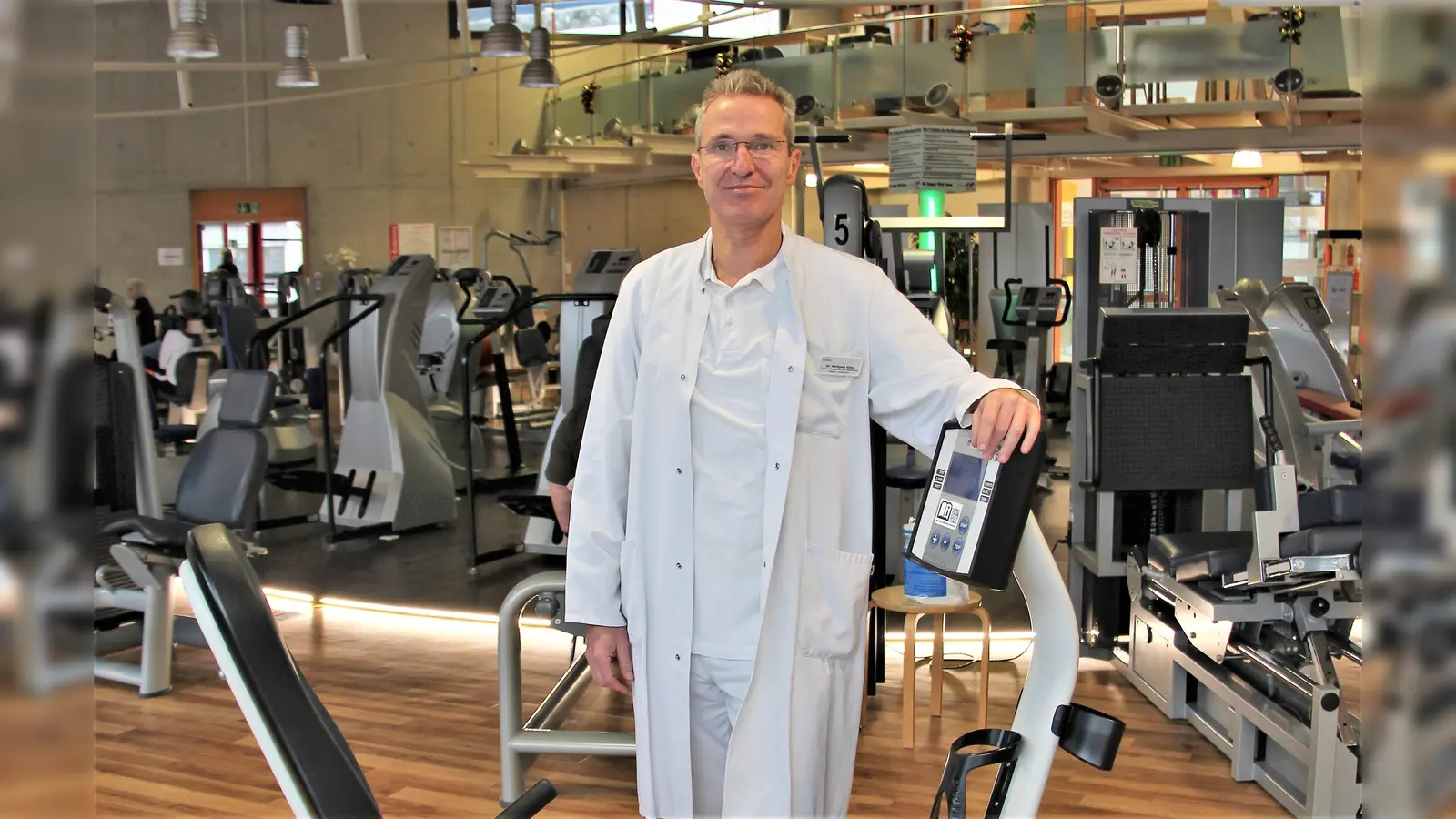 Dr. Ködel neben dem Fahrrad, auf dem die Patientin bei dem Vorfall trainierte.  (Foto: Helios)