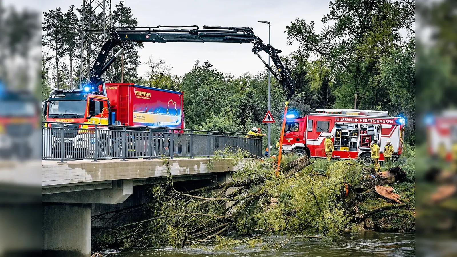 Nach zirka zwei Stunden hatte die Feuerwehr den Baum aus der Amper geborgen. (Foto: Kreisbrandinspektion Dachau)