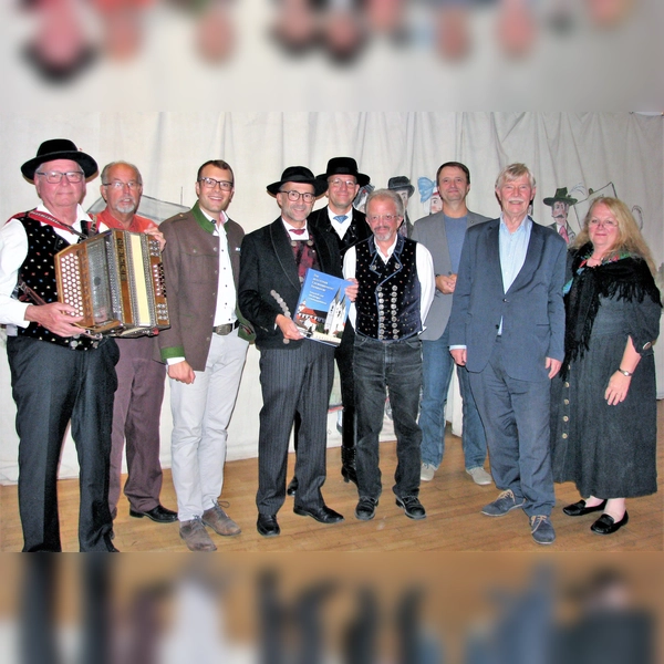 Einige Ampertaler Vorstandsmitglieder mit dem Autor Hans Kornprobst (5. von li). (Foto: Ampertaler)