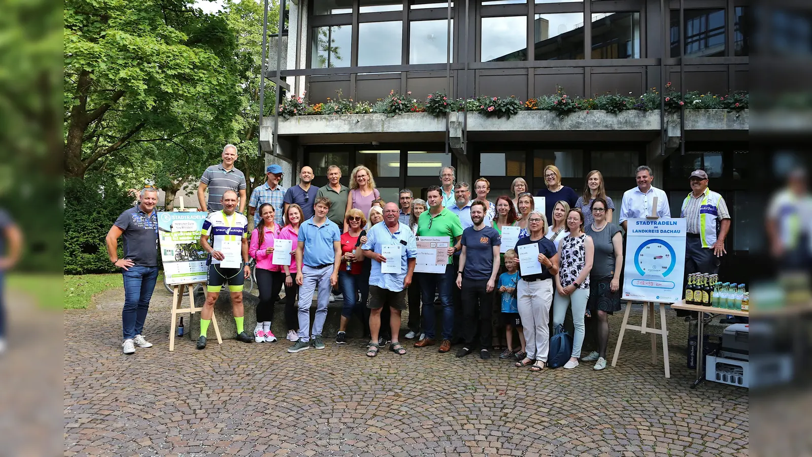 Ehrung Stadtradeln 2023 im Innenhof des Landratsamtes Dachau. (Foto: © Landratsamt Dachau, Veronika Plajer)