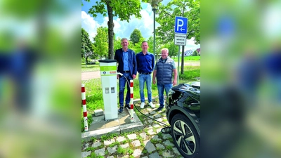 Neue E-Ladesäule in Erdweg in Betrieb genommen (von li): 1. BGM Christian Blatt, Mitarbeiter ESB und Bauamtsmitarbeiter Paul Siebert. (Foto: Gemeinde Erdweg)