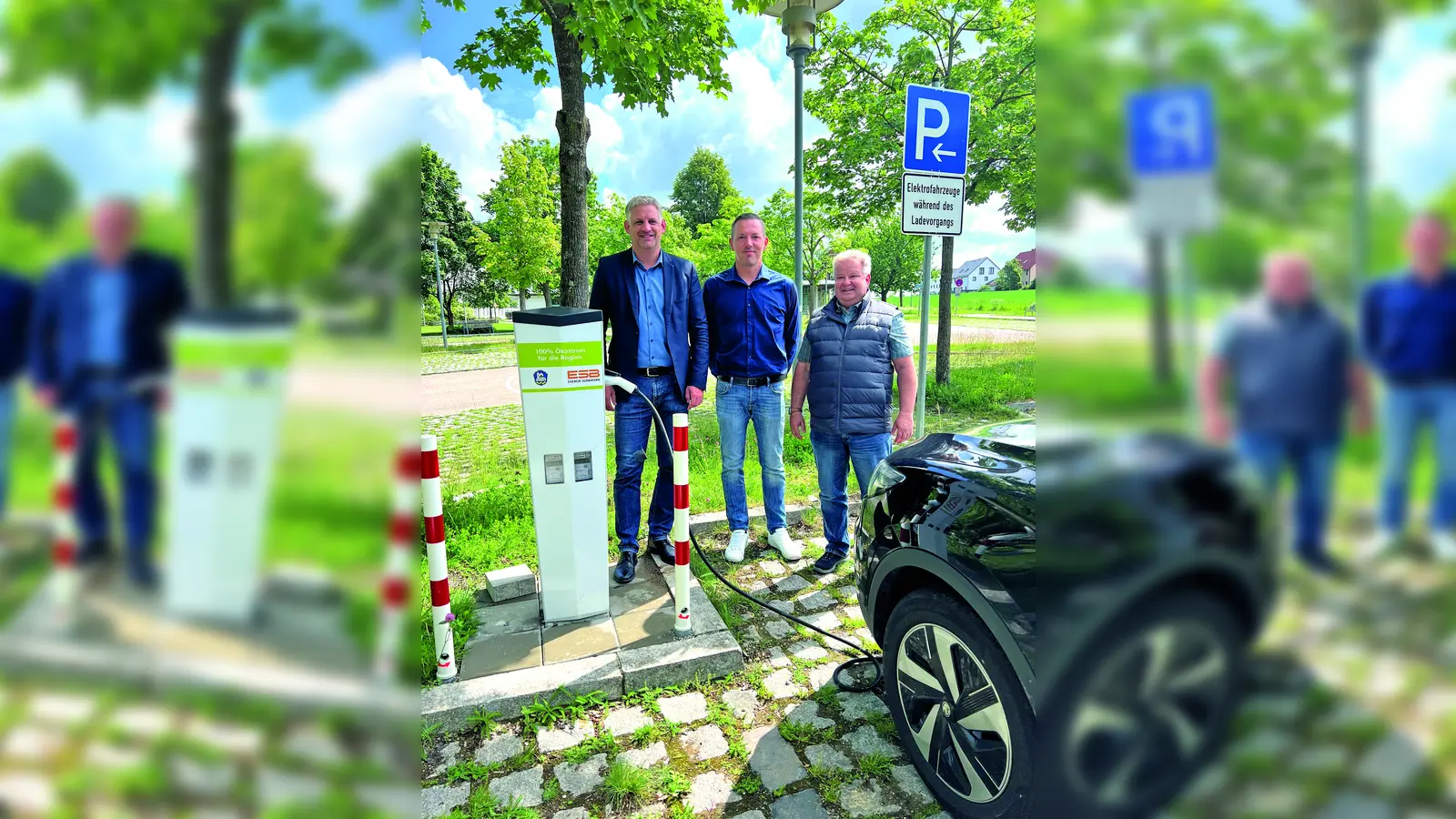 Neue E-Ladesäule in Erdweg in Betrieb genommen (von li): 1. BGM Christian Blatt, Mitarbeiter ESB und Bauamtsmitarbeiter Paul Siebert. (Foto: Gemeinde Erdweg)
