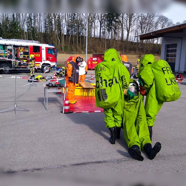 Praxisnah trainierten die 16 Feuerwehrler einen Gefahrstoffeinsatz. (Foto: KBI Dachau)