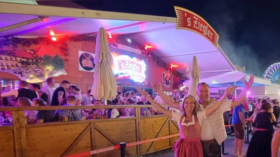 Andrea Schneider, Jürgen Vötter und das gesamte Team des 's Ziegler Fest- und Partyzelts freuen sich darauf, gemeinsam mit ihren Gästen das 15-jährige Jubiläum zu feiern und wünschen allen Besucherinnen und Besuchern schon heute eine fröhliche, friedliche und unvergessliche Volksfestzeit. (Foto: 's Ziegler)