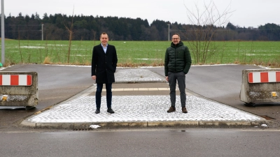 Am Kreisverkehr im Gewerbegebiet soll die Umfahrung Indersdorf einmal abzweigen. Die Kreisräte Sebastian Leiß (li) und Hans Kornprobst fordern einen zügigen Baubeginn.  (Foto: FWD)