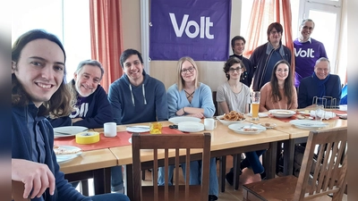 Aufstellungsversammlung in Bergkirchen mit Landtagskandidat Samuel Grimm (li) und Bayernvorstand Daniel Burandt (3. von li). (Foto: Volt Dachau-Fürstenfeldbruck)