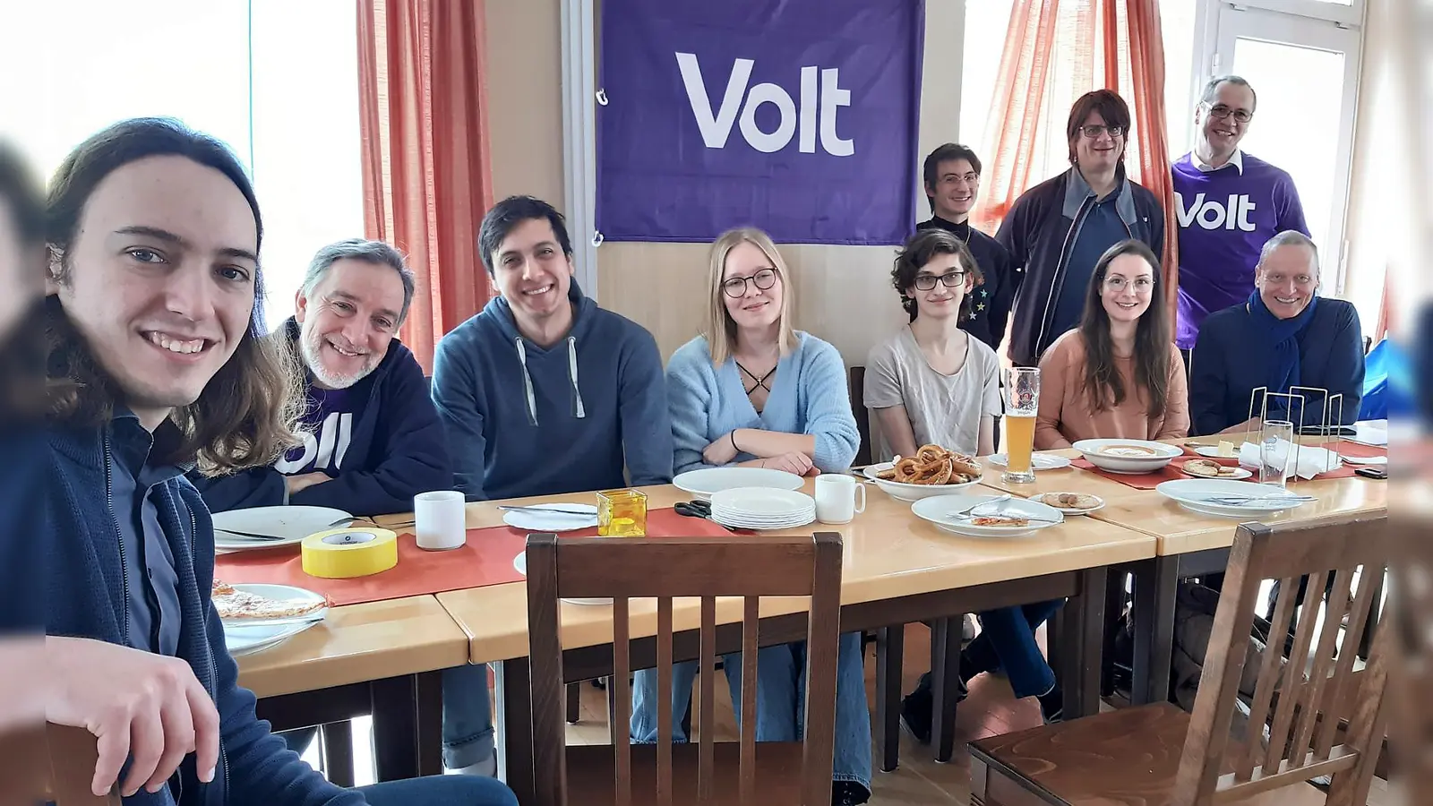 Aufstellungsversammlung in Bergkirchen mit Landtagskandidat Samuel Grimm (li) und Bayernvorstand Daniel Burandt (3. von li). (Foto: Volt Dachau-Fürstenfeldbruck)
