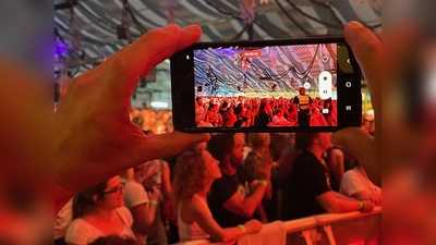 Die Fans sind begeistert: Endlich wieder Livemusik auf der Bühne. (Foto: FFW Dachau)