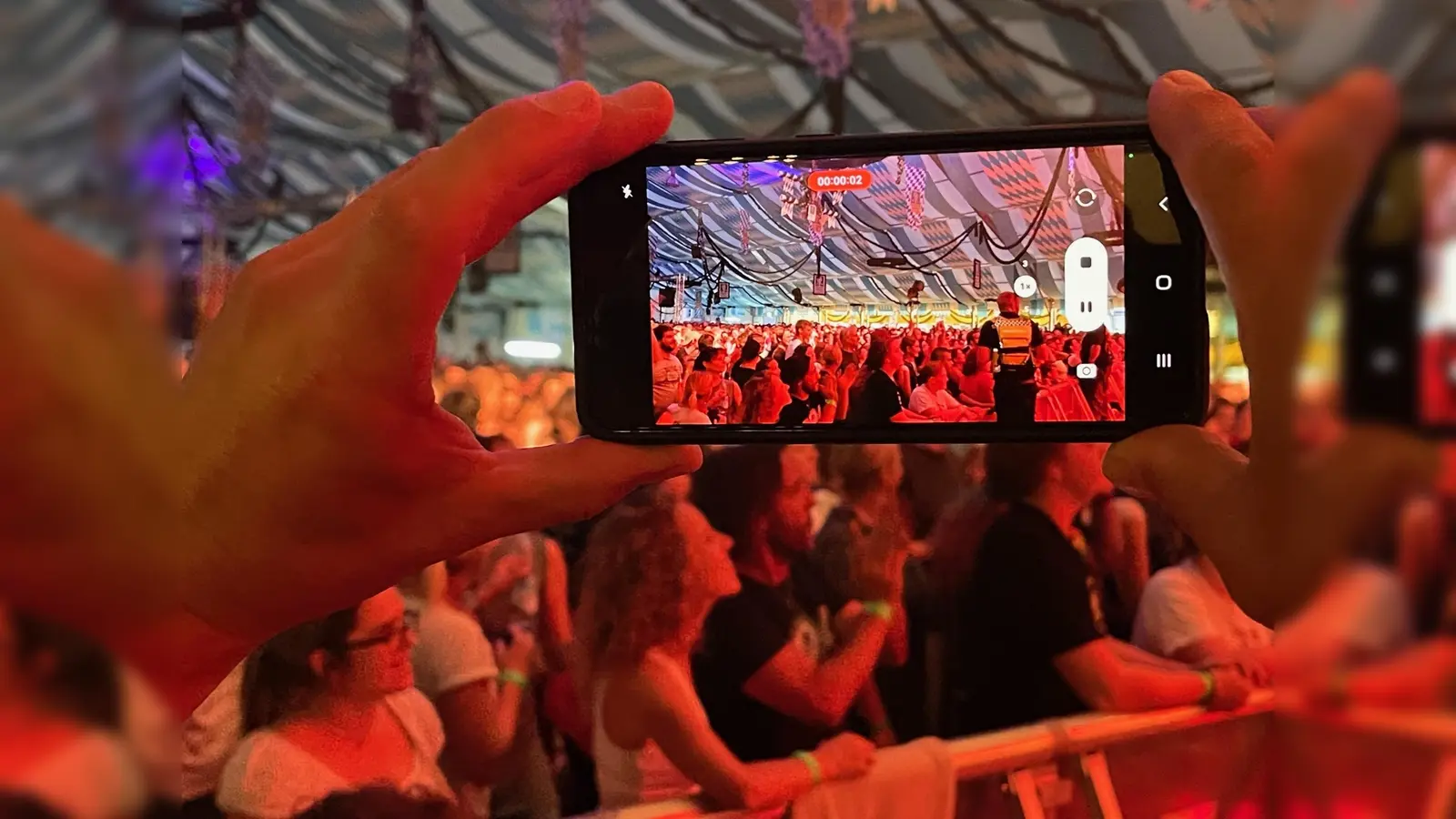 Die Fans sind begeistert: Endlich wieder Livemusik auf der Bühne. (Foto: FFW Dachau)