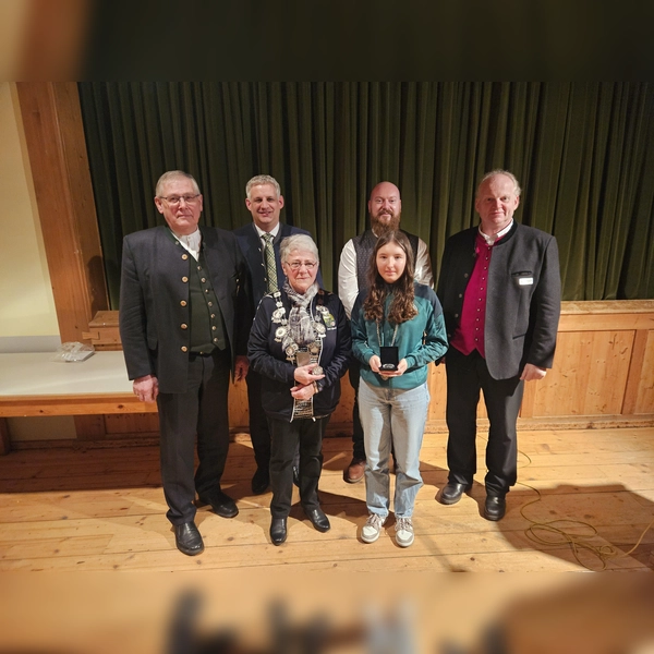 Gauschützenmeister Alfred Reiner, Erster Bürgermeister Christian Blatt, Matthias Pucher, Schützenmeister Eintracht Kleinberghofen, Gauschützenmeister Joachim Stehr (hinten von links), Glonntalkönigin Centa Osswald (Eintracht Kleinberghofen, vorne links) und die Gewinnerin des Sonderpreises der Jugend, Leonie Mader (Eichengrün Walkertshofen). (Foto: Gemeinde Erdweg)