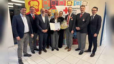 Große Ehre für Angelika Gumowski (Mitte): Sie erhielt die Goldene Ehrennadel des Roten Kreuzes. (Foto: BRK - Kreisverband Dachau)