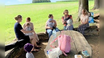 Stephanie Burgmaier (re) im Gespräch auf dem Spielplatz in Weichs. (Foto: CSU)