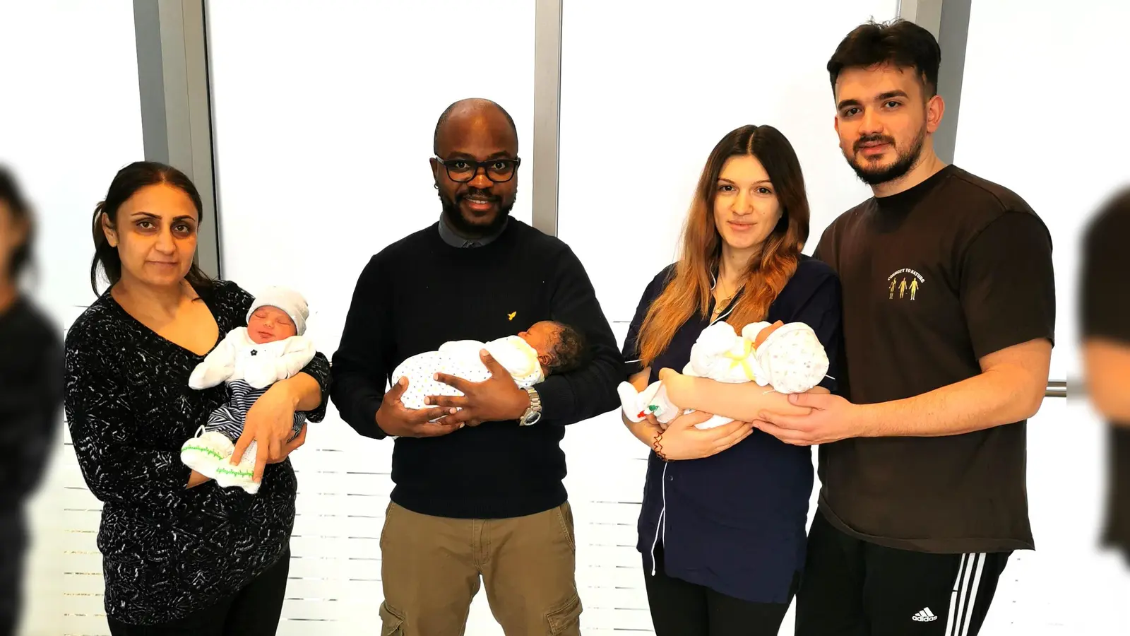 Die drei Neujahrsbabys Fahad, Kasumba und Verona mit ihren glücklichen Eltern (von li). (Foto: Helios)