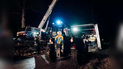  Um eine sichere Bergung zu gewährleisten, musste der Auflieger zunächst entladen werden - hierzu wurde das THW Dachau nachalarmiert. (Foto: Kreisbrandinspektion)