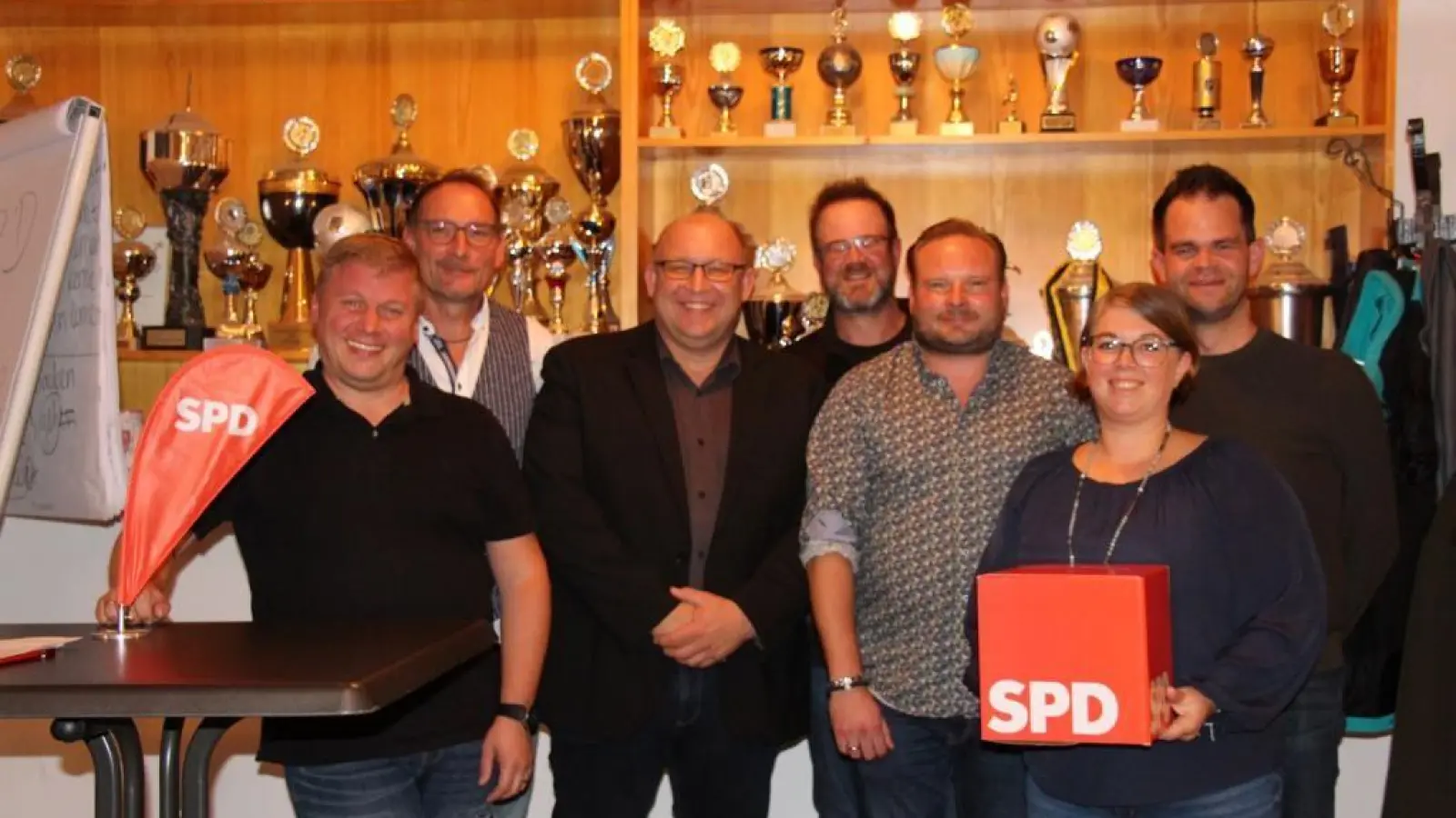 Der neugewählte Vorstand (von li) Florian Wiesent, SPD-Chef Mario Eichinger, BGM Harald Dirlenbach, Martin Seitz, Harald Eichinger, Anna Braun und Michael Grimmer.<br> (Foto: SPD Vierkirchen)