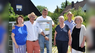 Über die erste zum Insektenparadies ausgezeichnete Firma freue nsich (von li) Melitta Fischer, Anton Limmer, Landrat Stefan Löwl, Doris Limmer, Michael Hainz sowie Beate Wild . (Foto: LA Dachau)