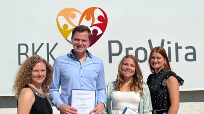 Carolin Leberle und Lukas Gabler wurden während ihrer Ausbildung von Veronika Kienast (li) und Beatrice Kretzler (re) betreut. (Foto: BKK ProVIta)