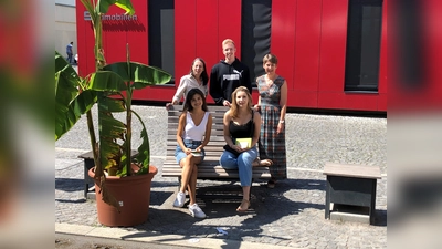 Sprachstipendiaten fliegen nach Barcelona, London und Malta: Gabrielle Varga und Anja Mayriedl (von li sitzend) sowie Martha Ullmann, Jan Wunderlich und Claudia Ewald (von li stehend). (Foto: Sparkasse Dachau)