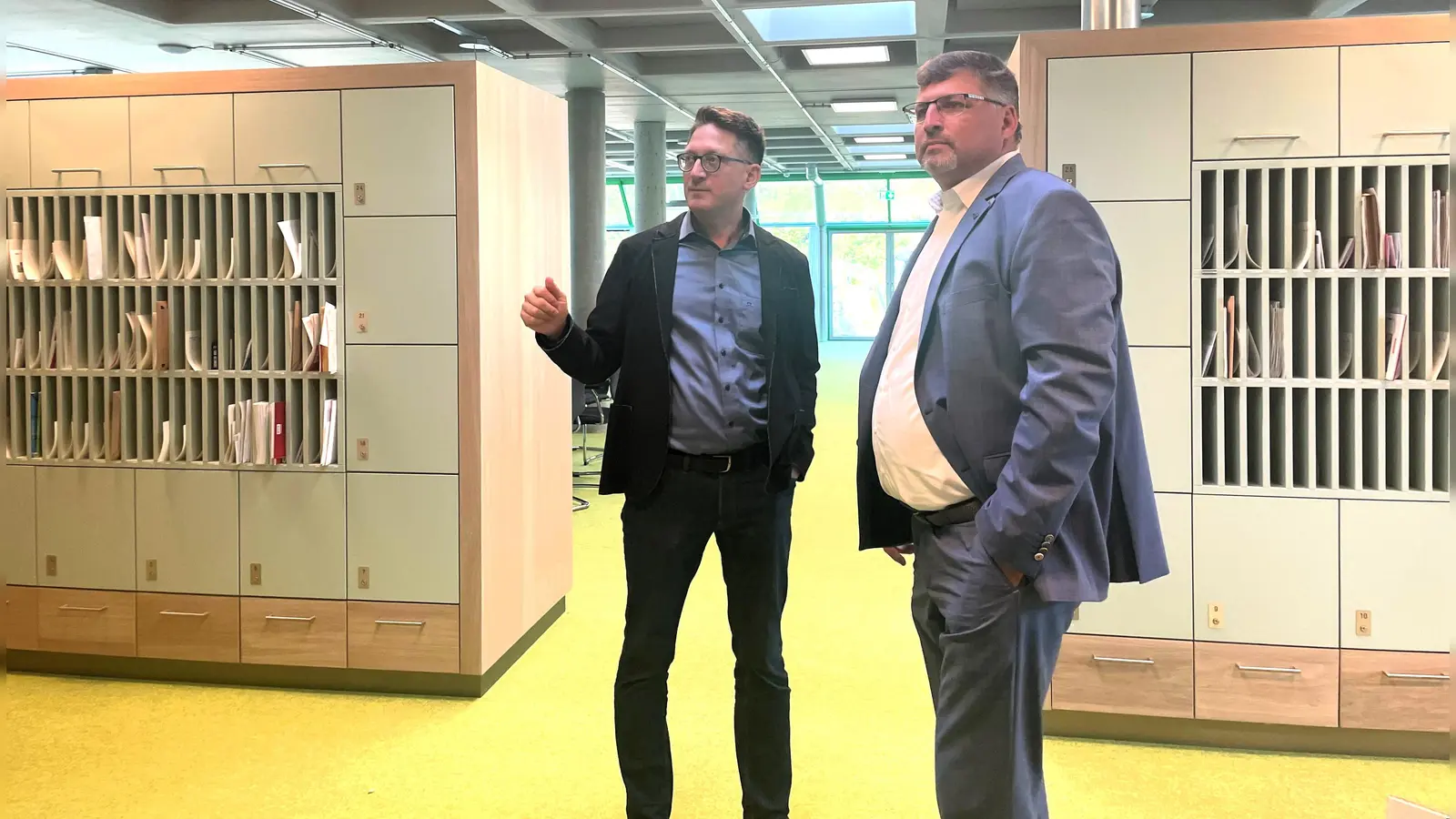 Landrat Stefan Löwl (re) und Schulleiter Peter Mareis besichtigen den neuen Anbau am Joseph-Effner-Gymnasium. (Foto: LA Dachau/Sina Török)