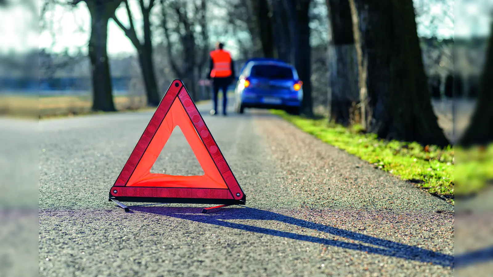 Wer über einen Schutzbrief verfügt, kann sich bei einer Fahrzeugpanne auf Unterstützung und Kostenübernahme durch den Versicherer verlassen.  (Foto: (txn) cameris / Fotolia / Itzehoer)