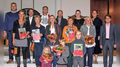 Die Preisträger mit den schönsten "Kinder-Gärten" mit OB Florian Hartmann (re) und einigen Jurymitgliedern. (Foto: Stadt Dachau)