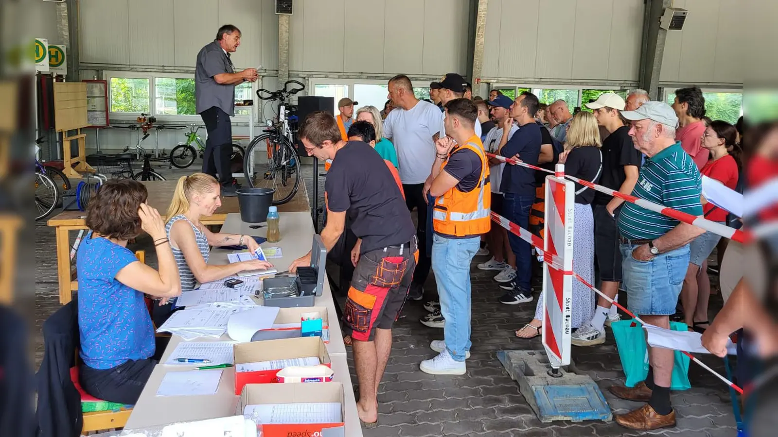 Auktionator Heribert Lorenz brachte fast 50 Radl unter die Leute. (Foto: Stadt Dachau)
