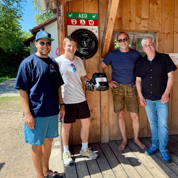 Bei der offiziellen Übergabe des Defis waren Ralf Bogenrieder, Betreiber der Hütte am Waldschwaigsee, Bernard Zeidler von den Chaoscityriders e.V. sowie Lorenz Stabl und Gerhard Mayr vom Verein Leben retten Karlsfeld e.V. vor Ort. (Foto: Chaoscityriders)