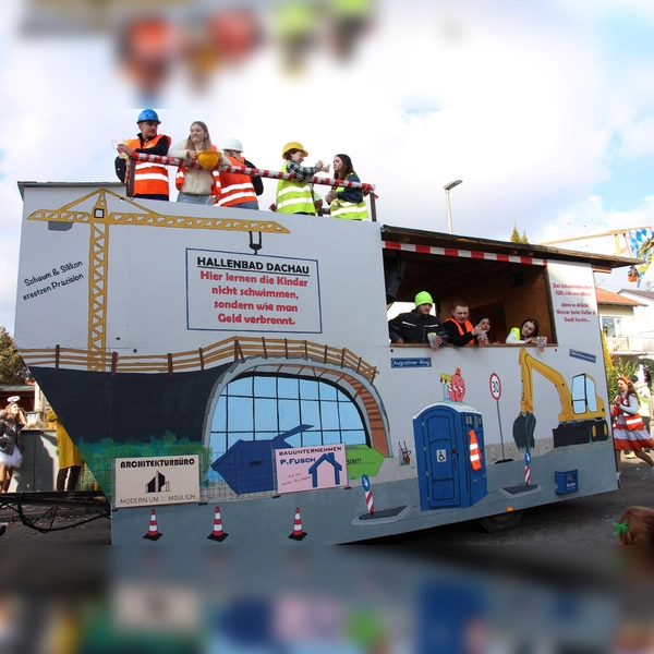 Im vergangenen Jahr griff der Faschingsumzug auch den „unendlichen” Hallenbadbau in Dachau auf. (Foto: Einsle)