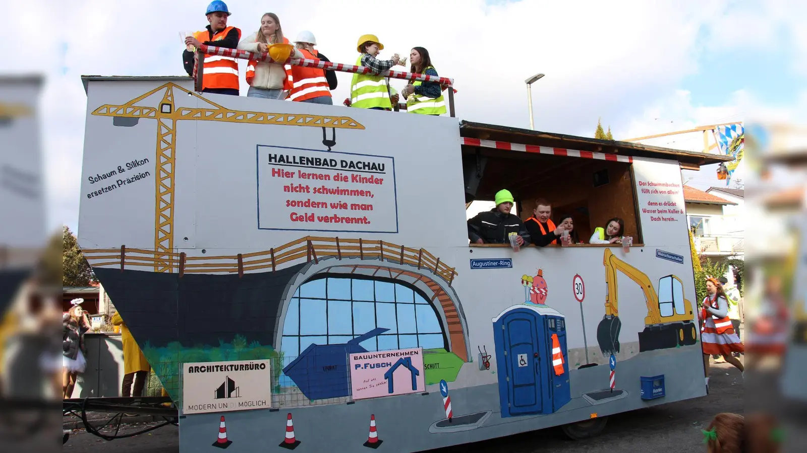 Im vergangenen Jahr griff der Faschingsumzug auch den „unendlichen” Hallenbadbau in Dachau auf. (Foto: Einsle)