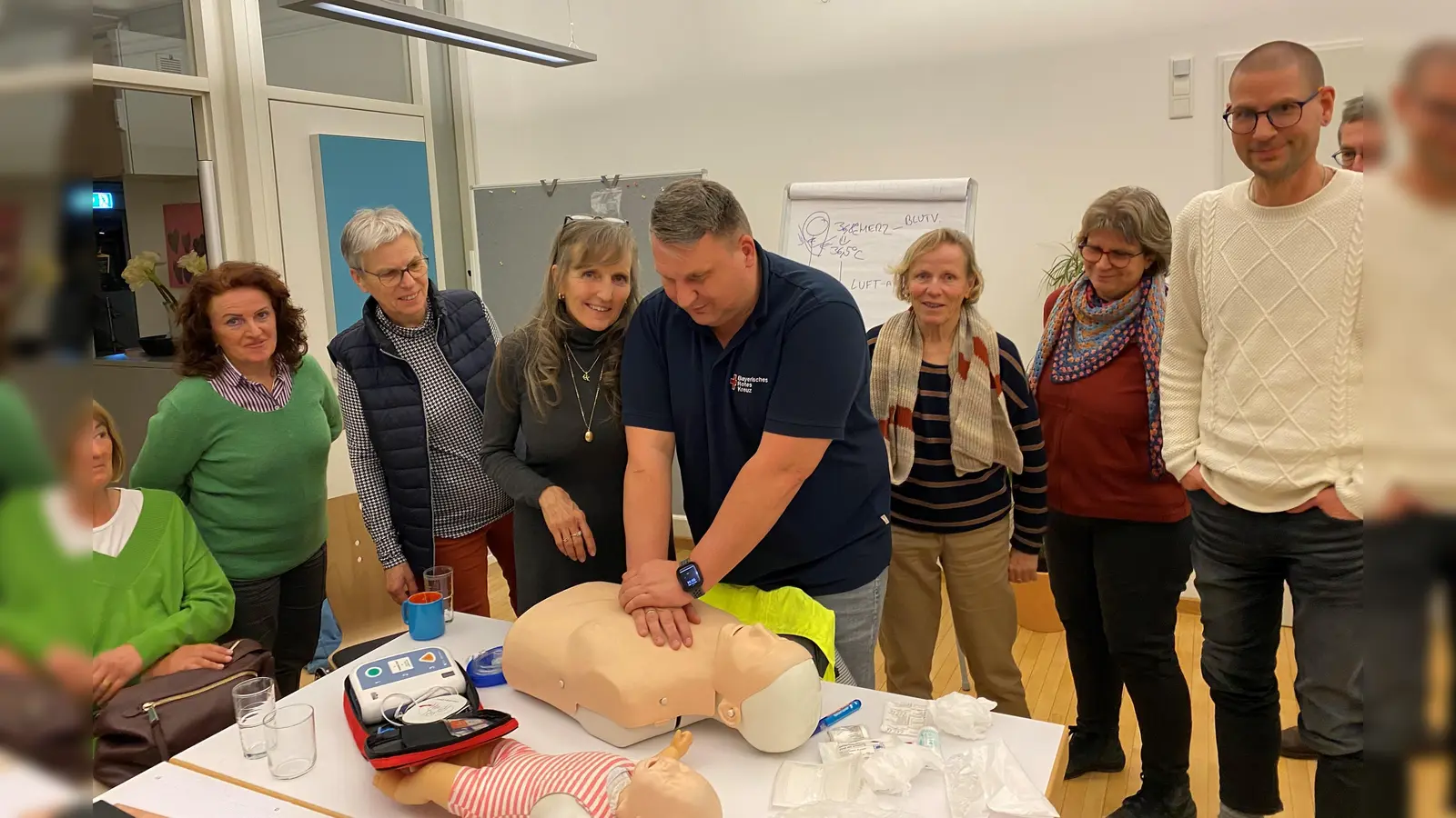 Michael Karlstetter (Mitte), Ausbildungsleiter im BRK Kreisverband Dachau, bei der Erste-Hilfe-Schulung der Ehrenamtlichen.  (Foto: AWO Dachau)