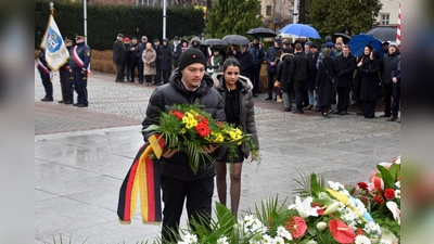 Sana Tawaf und Luis Schneider, beide vom Jugendkreistag Dachau, bei der Kranzniederlegung zum Gedenken der Opfer des Krieges. (Foto: Rafał Lorek)