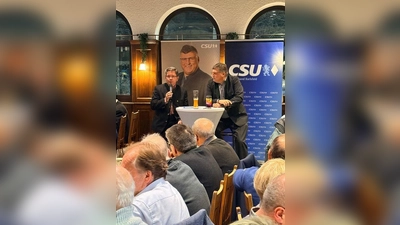 Bürgermeisterkandidat Bieberle (l.) und Landrat Löwl beim lebendigen Frage-und-Antwort-Format. (Foto: CSU Karlsfeld)