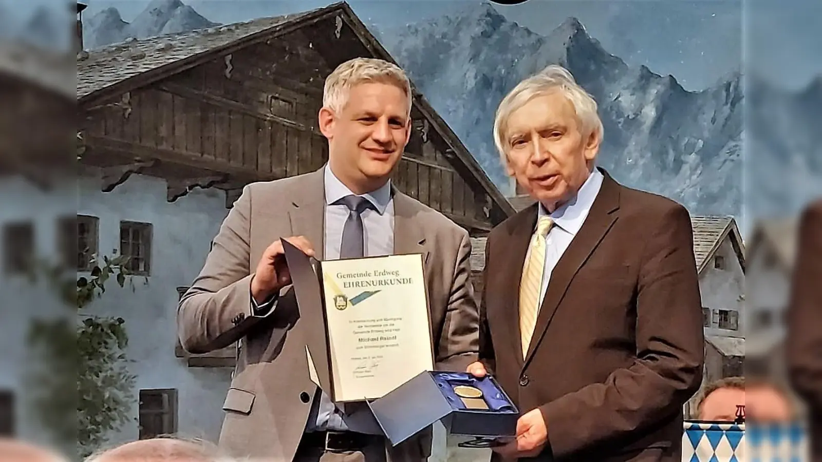 Bürgermeister Blatt (li) überreichte Altbürgermeister Reindl die Auszeichnungen als Ehrenbürger der Gemeinde. (Foto: Gemeinde Erdweg)