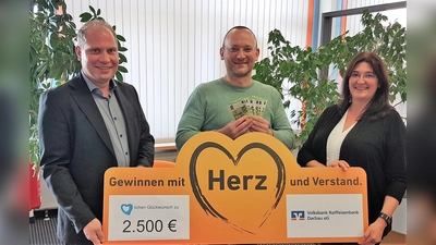 Hauptgeschäftsstellenleiter Josef Stichlmair und Christine Bucher gratulieren Krassimir Iwanov (Mitte) zum Gewinn. (Foto: VR Bank)