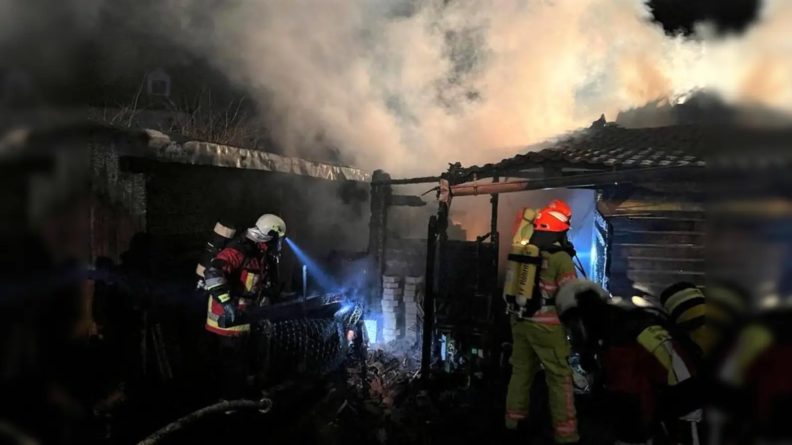 Zwei Gartenhütten standen in Pasenbach in Flammen als die Feuerwehren anrückten. (Foto: Kreisbrandinspektion Dachau)