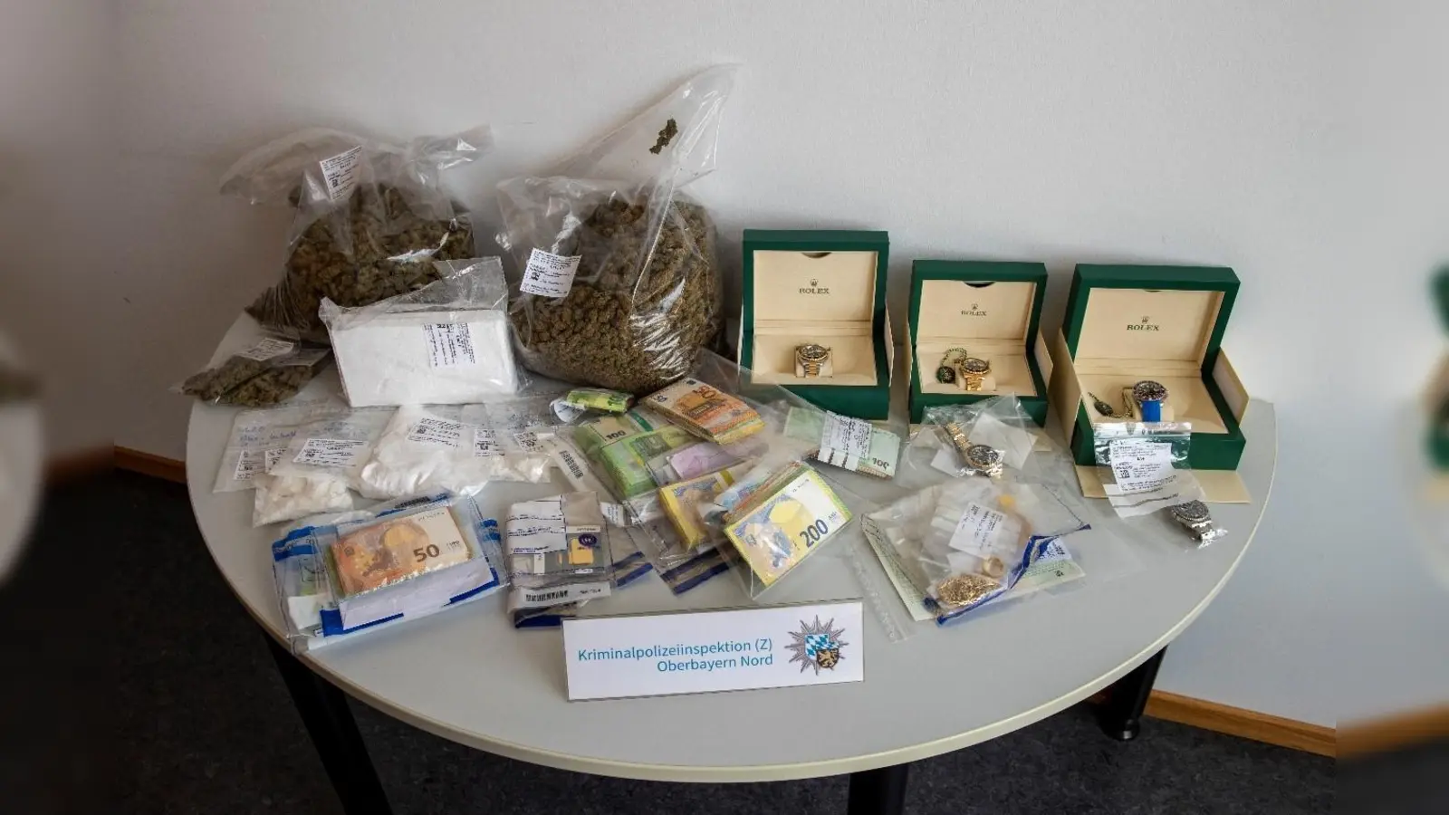 Die Ermittler stellten Rauschgift, Bargeld sowie etliche Luxusgegenstände sicher. (Foto: red)