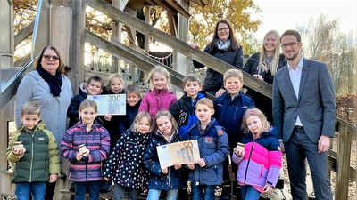 Christiane Geisel-Zenkert (li) mit Kindern, Erzieherinnen und VR-Geschäftsstellenleiter Helmut Schmidt. (Foto: VR Bank Dachau)