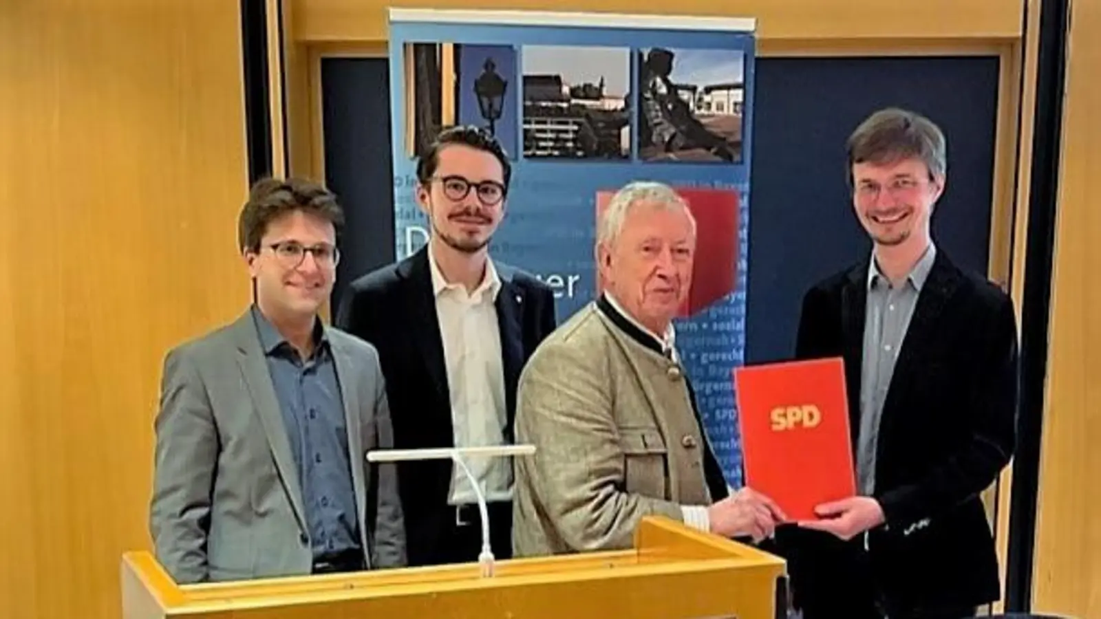 Ehrung für Hans Kimm (3. von li) mit OB Florian Hartmann, Dennis Behrendt und Sören Schneider (von li). (Foto: SPD Dachau)