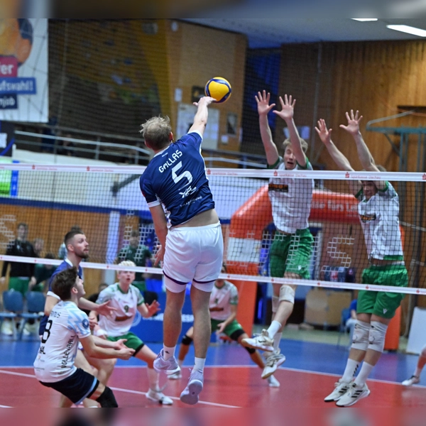 Auf dem Weg nach oben: ASV-Dachau-Spieler Simon Gallas beim Angriff. (Foto: Birga Herzum)