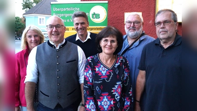 Ingrid Sedlbauer (Stadträtin ÜB), Jürgen Schleich (1. Vorsitzende ÜB, Bezirkstagskandidat FW), Peter Gampenrieder (Stadrat ÜB) Renate Rösch (2. Vorsitzende ÜB), Gerhard Donth (VdK-Ortsverband Dachau) und Walter Wüst (VdK-Kreisvorsitzender Dachau) (von li). (Foto: ÜB Dachau)