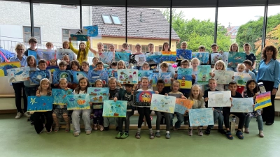 Die Klassensieger der 1. bis 4. Klassen in der Klosterschule des VR Wettbewerbs „jugend creativ“ mit Rektorin Eva-Maria Schmid (l.) und VR-Mitarbeiterin Michaela Steiner.<br>  (Foto: VR Bank Dachau)