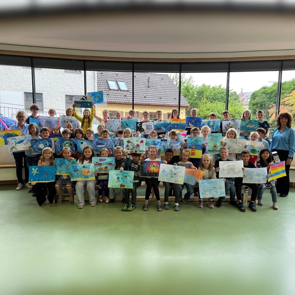 Die Klassensieger der 1. bis 4. Klassen in der Klosterschule des VR Wettbewerbs „jugend creativ“ mit Rektorin Eva-Maria Schmid (l.) und VR-Mitarbeiterin Michaela Steiner.<br>  (Foto: VR Bank Dachau)