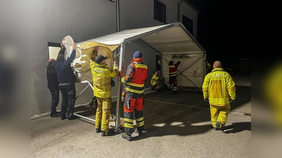 Feuerwehrler aus Hebertshausen errichteten mit Hilfe des THW Ortsverbandes Dachau das Logistikzentrum. (Foto: KBI Dachau)