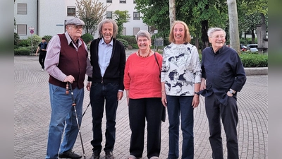 Gründungsmitglieder des Kunstkreises (von li) Wolfgang Seehaus, Klaus Herbrich, Otti Patzelt, Anita Neuhaus und Dieter Kleiber-Wurm. (Foto: Kunstkreis Karlsfeld e.V.)